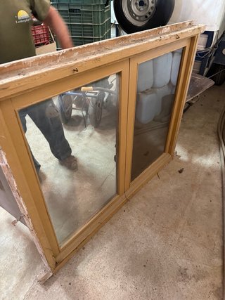 Ventana de madera de dos hojas