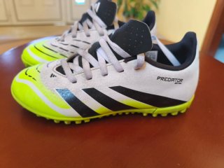 Botas de fútbol Adidas Predator multitaco. Niño