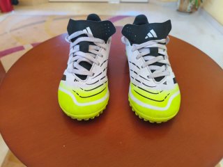 Botas de fútbol Adidas Predator multitaco. Niño