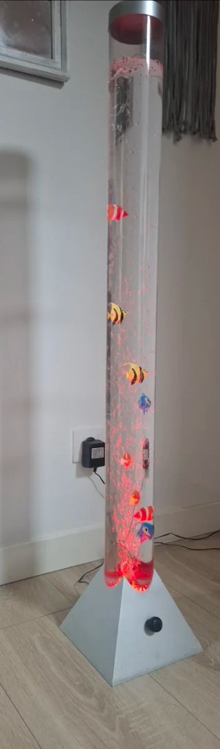 Lámpara de cristal. Peces de colores en movimiento