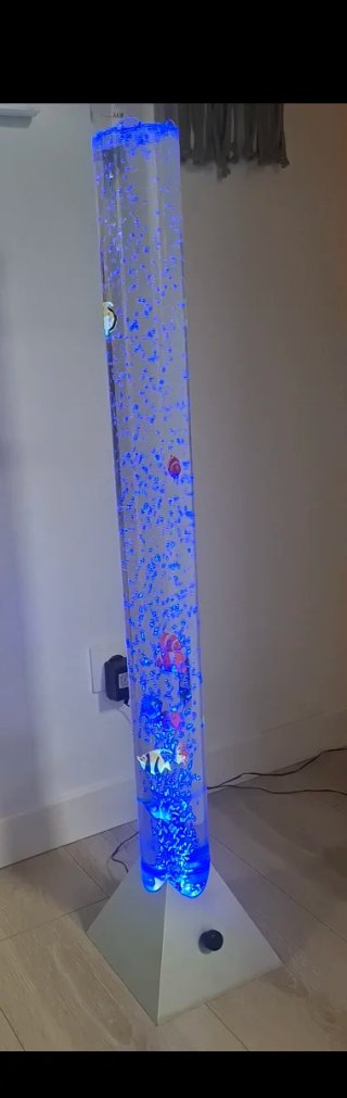 Lámpara de cristal. Peces de colores en movimiento
