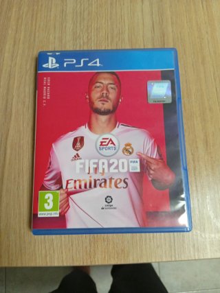 PS4 500GB + GTA V + FIFA 20 + Mando