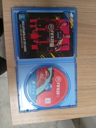 PS4 500GB + GTA V + FIFA 20 + Mando