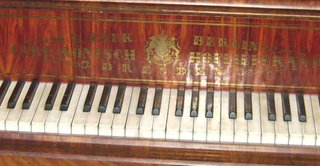 Piano de cola madera oscura