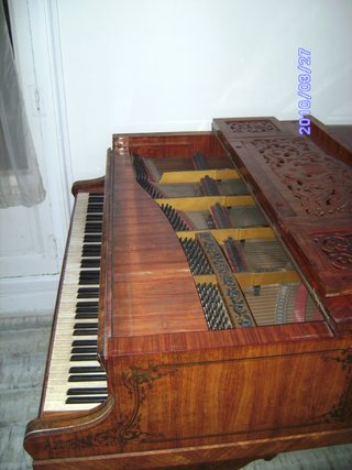Piano de cola madera oscura