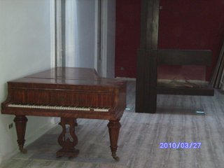 Piano de cola madera oscura