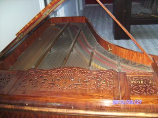 Piano de cola madera oscura