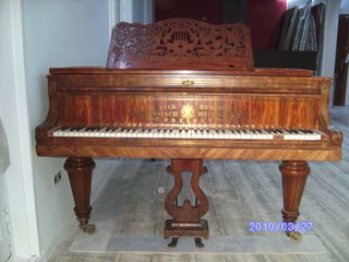 Piano de cola madera oscura