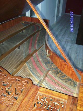 Piano de cola madera oscura