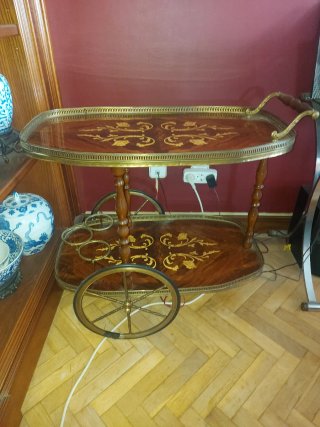 Mesa de té antigua con ruedas