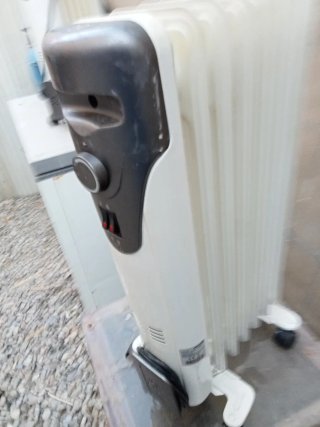 Radiador eléctrico blanco y gris