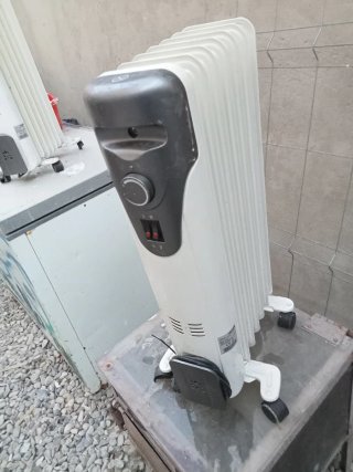 Radiador eléctrico blanco y gris