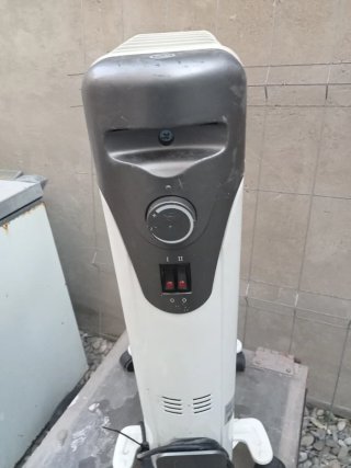 Radiador eléctrico blanco y gris