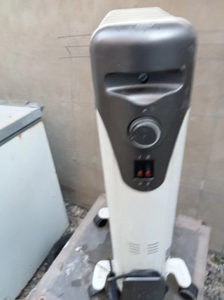Radiador eléctrico blanco y gris