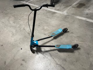 Patinete azul
