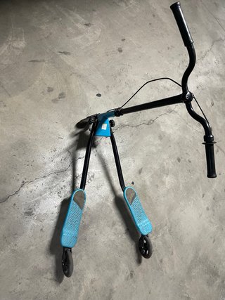 Patinete azul