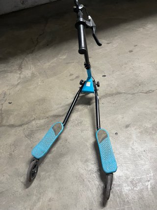 Patinete azul
