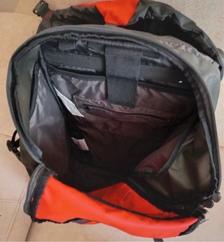 Mochila Quechua 40L gris y roja