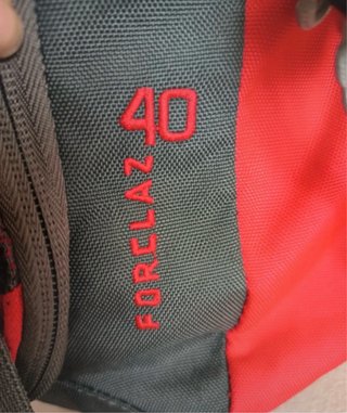 Mochila Quechua 40L gris y roja