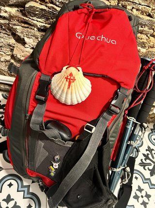 Mochila Quechua 40L gris y roja