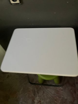Mesa infantil verde y blanca