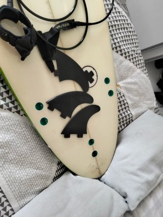 Tabla de surf con quillas y leash