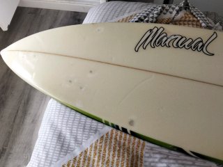 Tabla de surf con quillas y leash