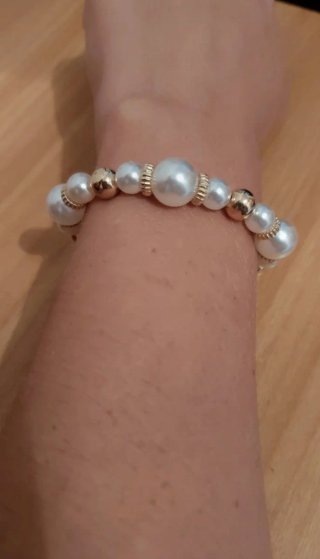 Pulsera de perlas y detalles dorados
