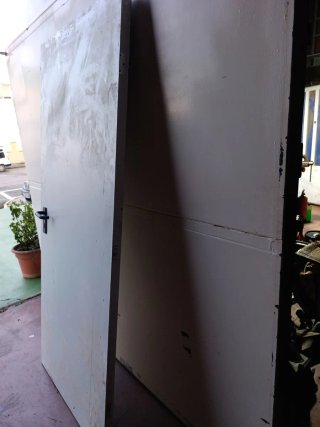 Puerta contrafuegos con picaporte