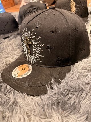 Gorra Negra con Diseño Cruz Dorado