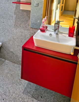 Mueble de baño suspendido color rojo y con lavabo
