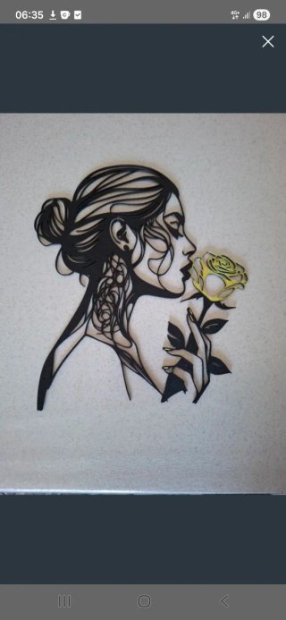 Decorazione murale donna con rosa gialla ⁷