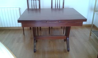Mesa de comedor de madera oscura