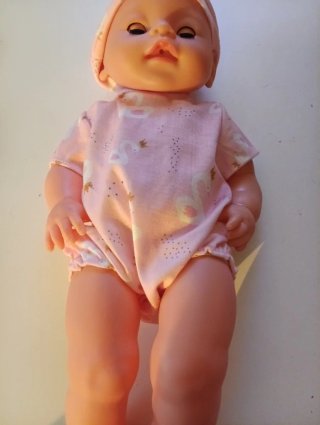 Muñeco bebé con traje rosa