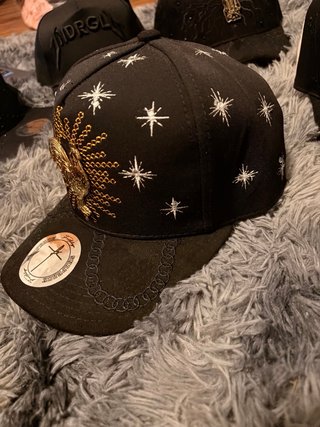 Gorra Negra con Gallo Dorado y Estrellas