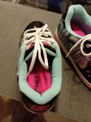 Zapatillas Heelys con ruedas negras y rosas