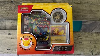 Pokemon Day 2026 Box con Moneta e Carte