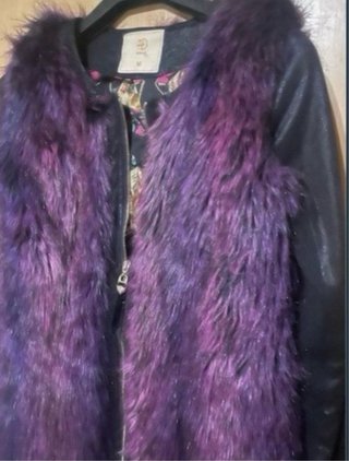 Abrigo de pelo negro y morado Talla M