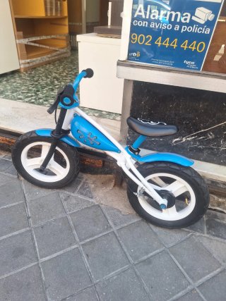 Bicicleta sin pedales azul niño semi nueva