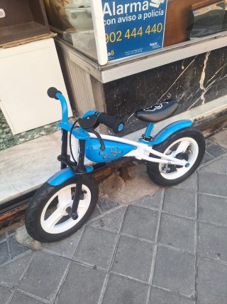 Bicicleta sin pedales azul niño semi nueva