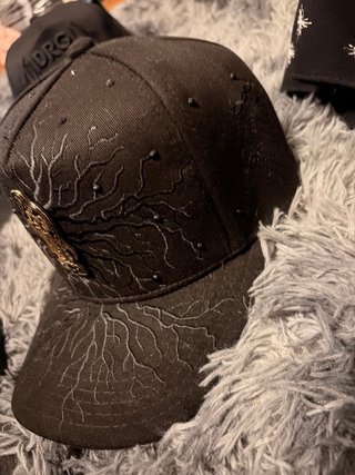 Gorra negra con adornos