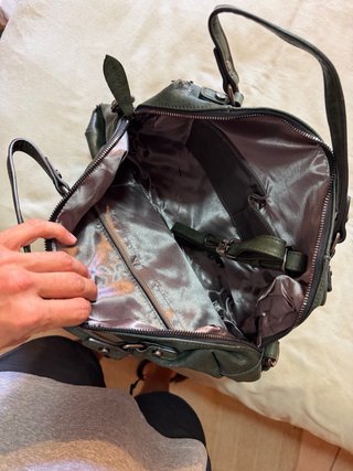 Mochila verde militar con tachuelas