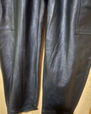 Pantalón polipiel negro con cinturón