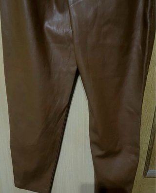 Pantalón polipiel marrón con cinturón