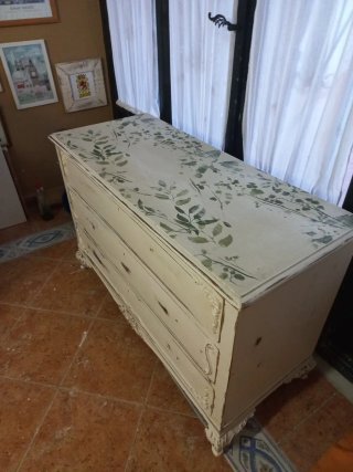 Cómoda antigua renovada estilo Shabby Chic