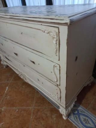 Cómoda antigua renovada estilo Shabby Chic