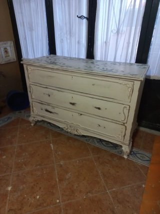 Cómoda antigua renovada estilo Shabby Chic