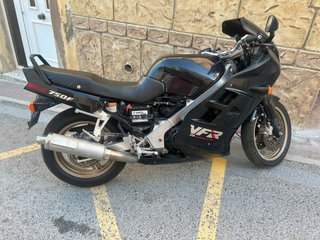 Honda VFR 750F Negra