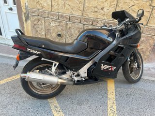 Honda VFR 750F Negra