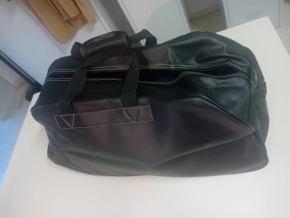 Bolso de viaje efecto piel negro